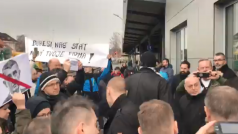 Českého premiéra čekaly na náchodském nádraží desítky demonstrantů