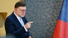 Podle ministra financí Zbyňka Stanjury by se měl schodek státního rozpočtu v příštím roce snížit o 94,1 miliardy korun
