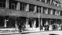 Čelní pohled na rozhlas s vymlácenými okny během pražského povstání v květnu 1945