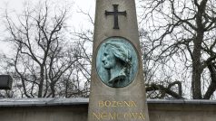Detail na vrchní část pomníku Boženy Němcové na vyšehradském hřbitově