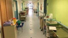 Chodba interny Nemocnice Jablonec nad Nisou zaplněná nezbytným zdravotnickým materiálem.