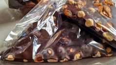 Čokoládové pláty s ořechy, rozinkami či proslazovaným zázvorem