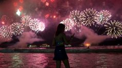 Silvestrovský ohňostroj na pláži Copacabana v Riu de Janeiru