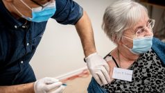 První ženou, která v Dánsku dostala vakcínu proti covidu-19, se stala 83letá Jytte Margrete Frederiksenová