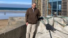 David Poncet má ve městě Saint-Malo na starosti protipovodňová opatření. Vedle něj pytle s piskem a betonem, které chrání nábřeží proti vodě