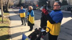 „12. března jsem se vzbudil a viděl ve zprávách, že na Ukrajině dopadly bomby na porodnici a zabily děti. V tu chvíli jsem si uvědomil, že vyvěsit ukrajinské vlajky nestačí. Taky jsem viděl záběry zkrvaveného dětského kočárku – proto sem chodím s kočárkem natřeným na červeno a v červeně zbarvených rukavicích. Symbolizuje to krev Ukrajinců,“ popsal Serge Sasseville