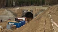 Stavba tunelu Deboreč na Benešovsku. Ražba 660 metrů dlouhého tunelu začala v prosinci 2018 a je součástí přestavby koridorové tratě Sudoměřice-Votice.