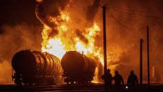 Obyvatelé Doněcku sledují zapálené cisterny po ostřelování železničního uzlu