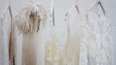 Půjčovny plesových a svatebních šatů hlásí výrazný propad zájmu zákazníků (ilustrační foto)