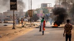 Po převratu v Chartúmu stoupal k nebi hustý dým z hořících pneumatik, které zapálili demonstranti