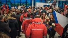 České záchranáře vítali na pražském letišti i Turci žijící v Česku