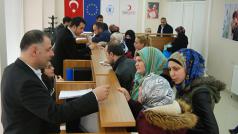 Syrští uprchlíci v Turecku čekají na platební karty Evropské unie.