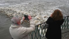 Lidé si fotí zvýšenou hladinu Vltavy v Praze