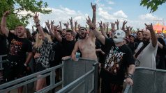 Fanoušci kapely Slipknot čekali před branami areálu ještě před otevřením