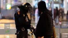 Na vše dohlížela policie se zbraněmi se slzným plynem