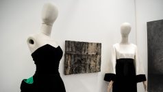 Vedle šatů je vystaveno hlavně české dobové umění ze sbírek Musea Kampa