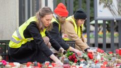 Studenti sbírají svíčky, květiny a další předměty z pietního místa u Karolina