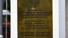 Štítek, který označuje ruské velvyslanectví v Česku