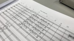 Padesátka symfoniků nahrála píseň k výročí v největším rozhlasovém studiu S1 na pražských Vinohradech