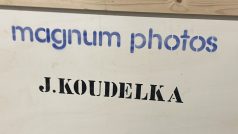 Fotograf Josef Koudelka daroval českým muzeím a galeriím na 2000 svých originálních snímků