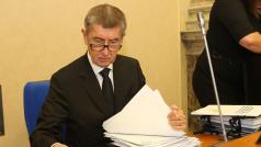 „Premiér Andrej Babiš se připravuje na začátek pondělního jednání vlády, 3. února 2020,“ stojí v popisku pod fotografií na oficiálních stránkách vlády