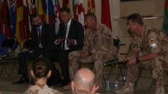 Ministr zahraničí Petříček během setkání s českými vojáky v Afghanistánu.