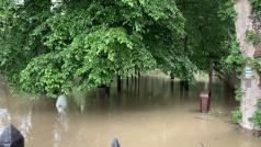 V Heřmanově Městci přetekla hráz rybníka a zaplavila zámecký komplex