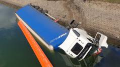 Kamion skončil po střetu s autem na Chebsku v přehradě. Jeden člověk zemřel