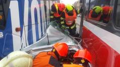 Srážka osobního auta a dvou tramvají v Brně