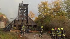 Dřevěný kostel byl požárem prakticky zcela zničen, zřítila se i jeho věž, napsali na twitter hasiči