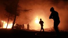 Požár na severu Sýrie po raketových útocích na cisterny s palivem z 14. března 2021