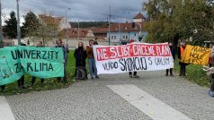 Na společném zahájení třídenní stávky studenti na Klárově hlasitě deklarují, že chtějí co nejrychlejší konec uhlí v Česku