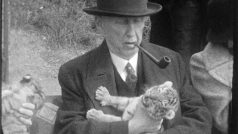 Zakladatel a první ředitel Zoo Praha, profesor Jiří Janda s tygřetem