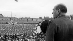Jan Masaryk mluví 16. září 1945 v Terezíně na pohřbu obětí nacismu