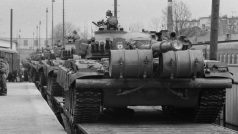 Sovětské tanky na nádraží v Milovicích