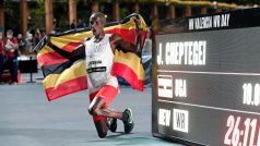 Joshua Cheptegei po světovém rekordu na 10 000 metrů