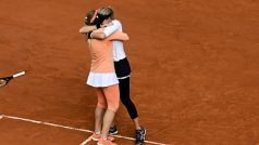 Kristina Mladenovicová a Tímea Babosová v objetí po vítězném finále na French Open