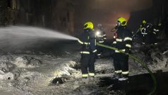 Hasiči likvidují požár průmyslové halyv Turnově