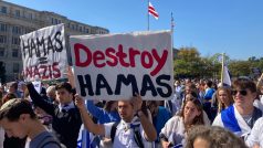 Washington, Freedom Plaza, několik set lidí demonstruje podporu a solidaritu s Izraelem na shromáždění Stand with Israel