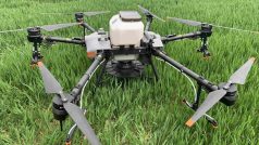 Dron DJI Agras T30 unese 30 kilogramů