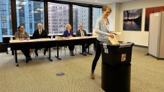 Volební místnost otevřená pro Čechy hlasující v Chicagu