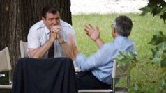Vladimír Mečiar a Václav Klaus na legendárním snímku během jednání na zahradě vily Tugendhat
