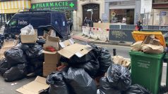 Pařížské ulice jsou tisícovkami tun nevyvezeného odpadu přímo zaplavené