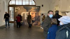 Fronta na výstavu Rembrandt: Portrét člověka v Národní galerii v Praze.