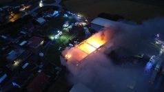 Hasiči dohašují požár v Zápech