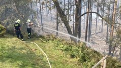 Hasiči likvidují požár v Českém Švýcarsku
