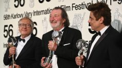 Na závěrečném ceremoniálu festivalu v Karlových Varech byli oceněni herci (zleva) Geoffrey Rush, Bolek Polívka a Benicio del Toro