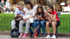 Mladí lidé s telefony