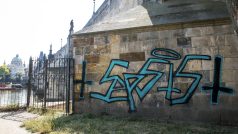 Graffiti na pilíři Karlova mostu