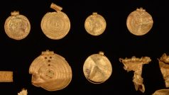 Muž s detektorem kovu našel v Dánsku zlatý poklad, který byl uložen do země v 6. století našeho letopočtu, tedy ještě před vikinským obdobím. Součástí nálezu je 22 zlatých předmětů, které dohromady váží téměř jeden kilogram